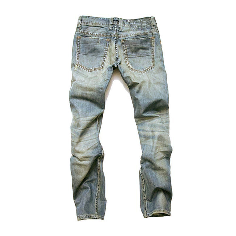 Męskie dżinsy z przetartego denimu o prostym kroju, zapinane na guziki, z widocznymi śladami zużycia