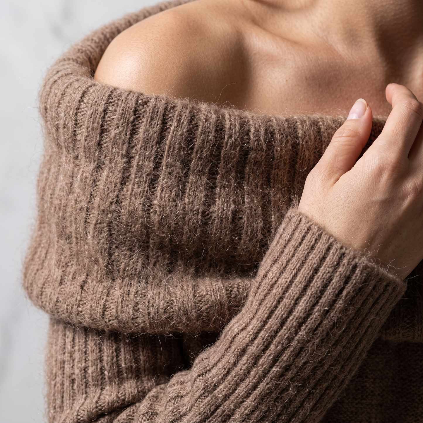 Sweter z dekoltem odsłaniającym ramiona