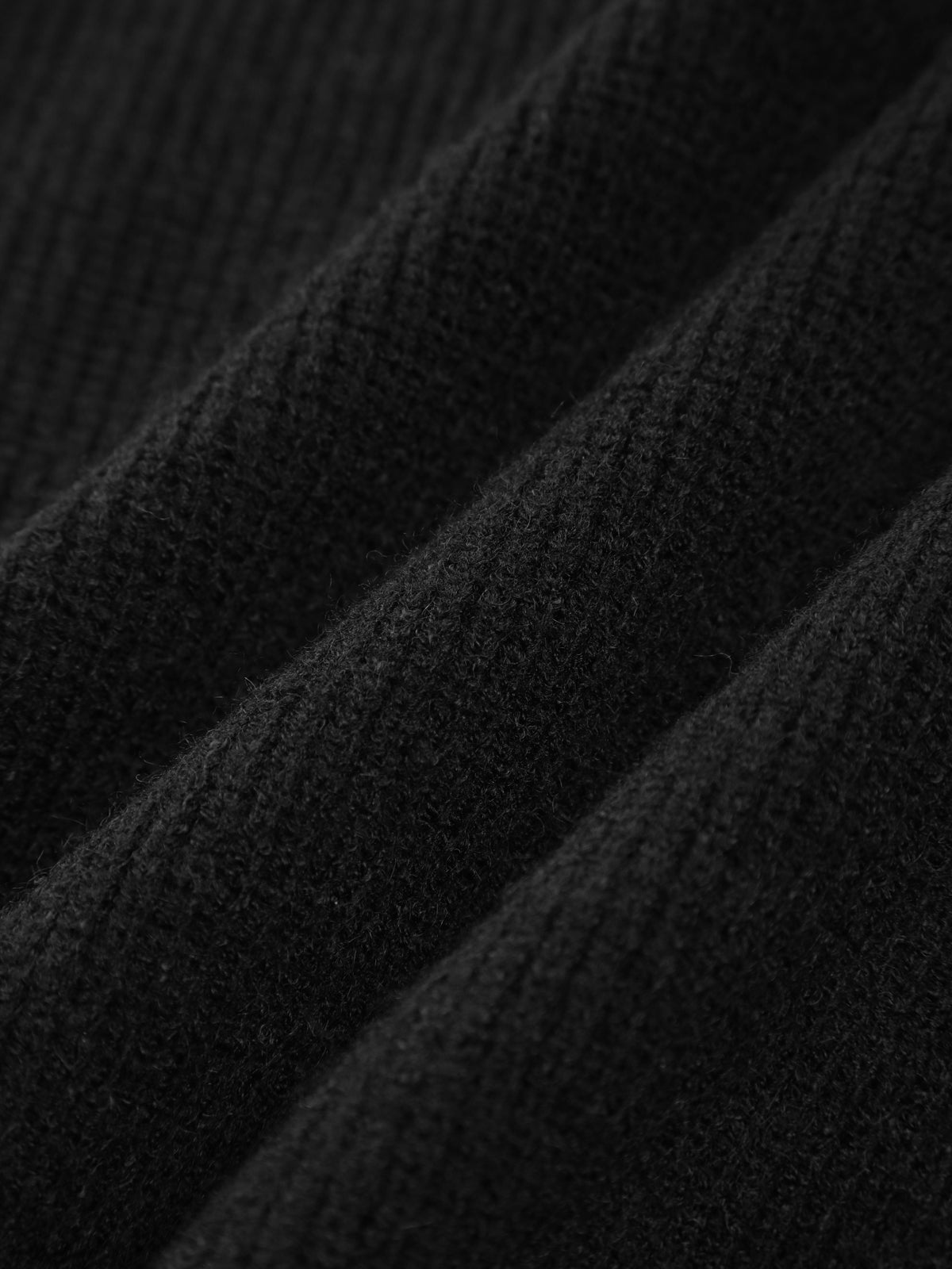 Sweter z dzianiny o strukturalnym, prążkowanym splocie z ozdobnymi przeszyciami