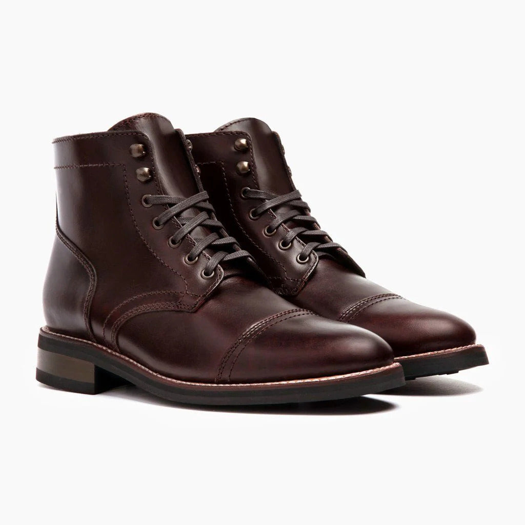 Sznurowane botki z noskiem typu cap-toe i metalowymi nitami