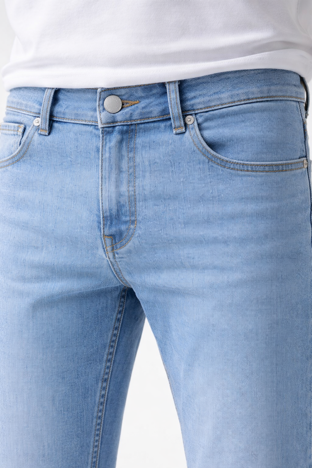 Jasnoniebieskie jeansy męskie o dopasowanym kroju