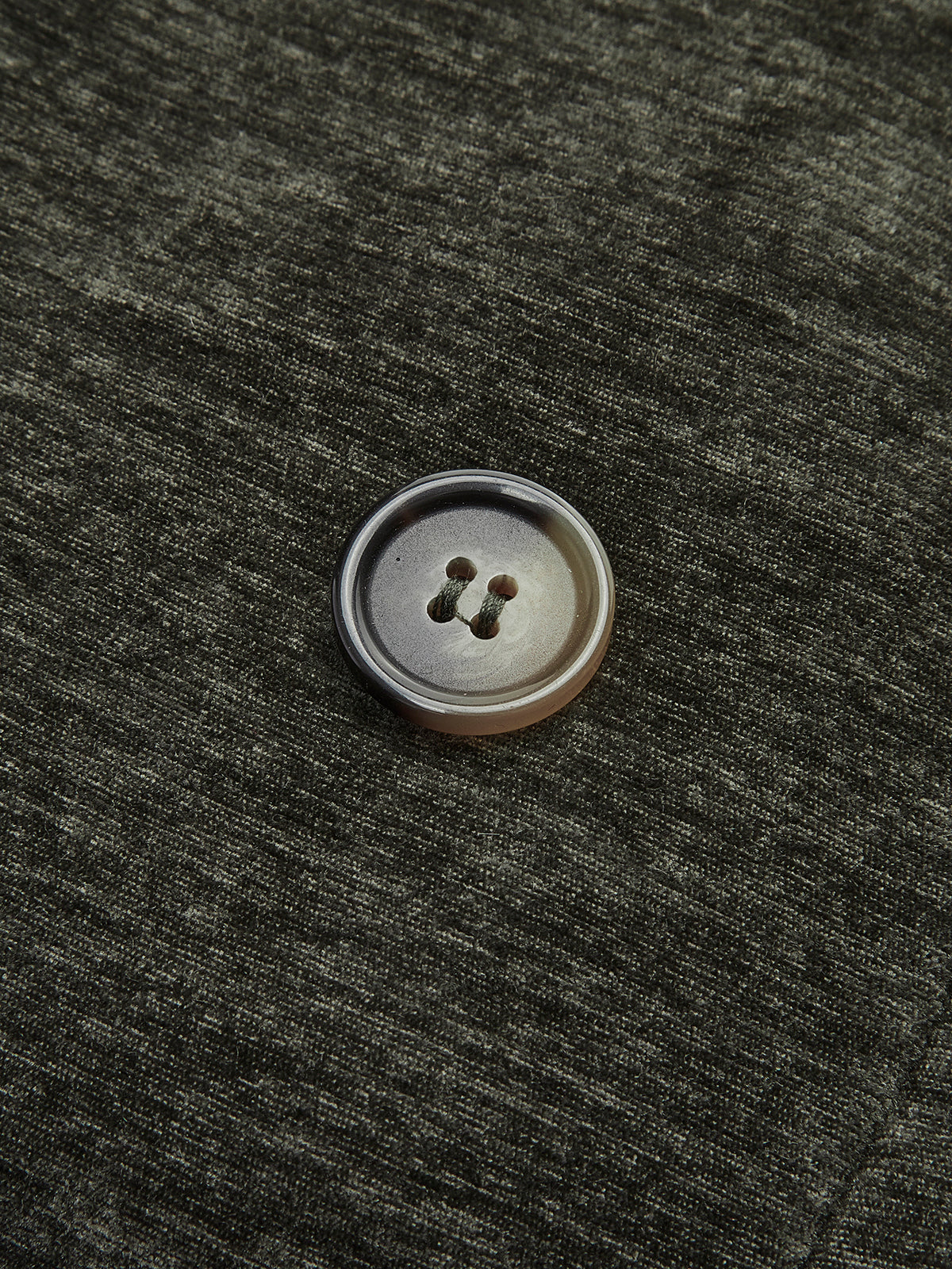 Aksamitna damska kurtka zapinana na guziki, o strukturalnym kroju