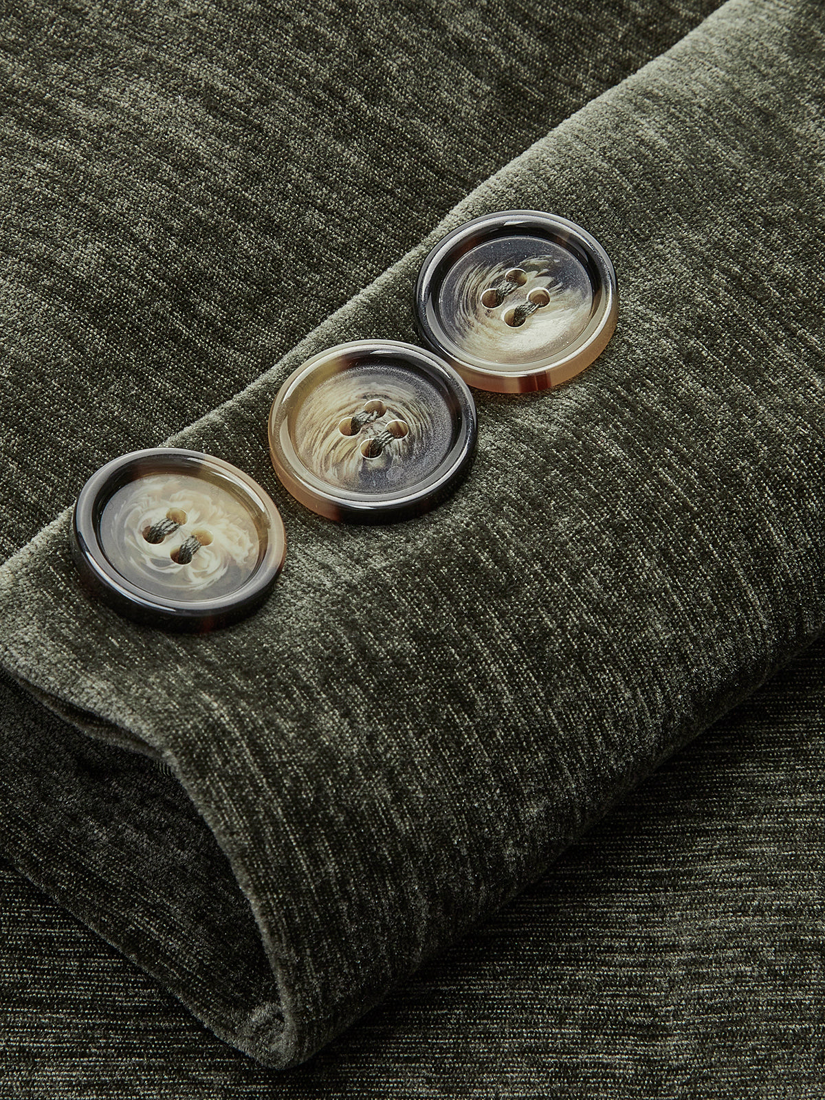 Aksamitna damska kurtka zapinana na guziki, o strukturalnym kroju