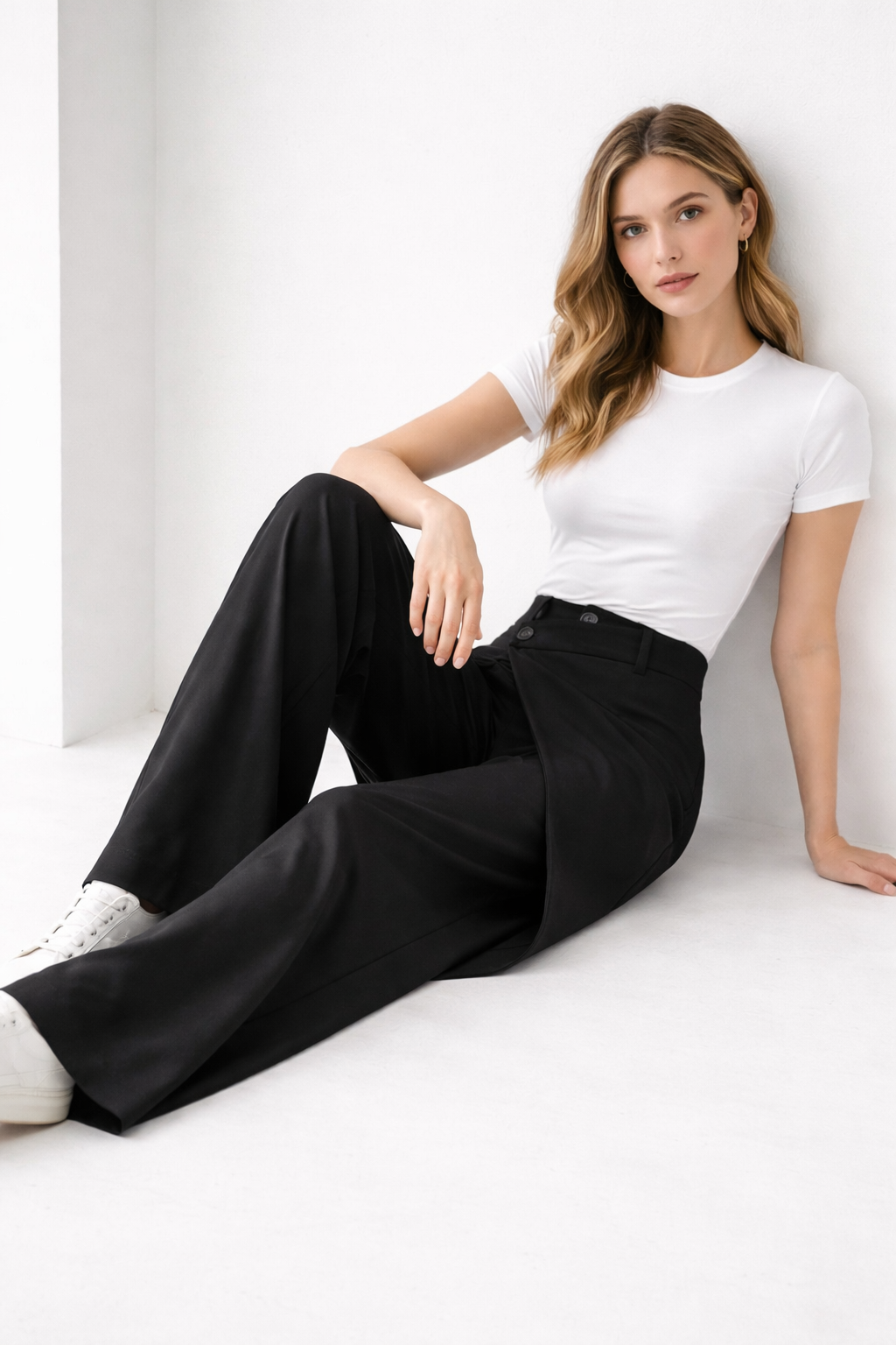 Asymetryczne spodnie z szerokimi nogawkami i ozdobnymi guzikami