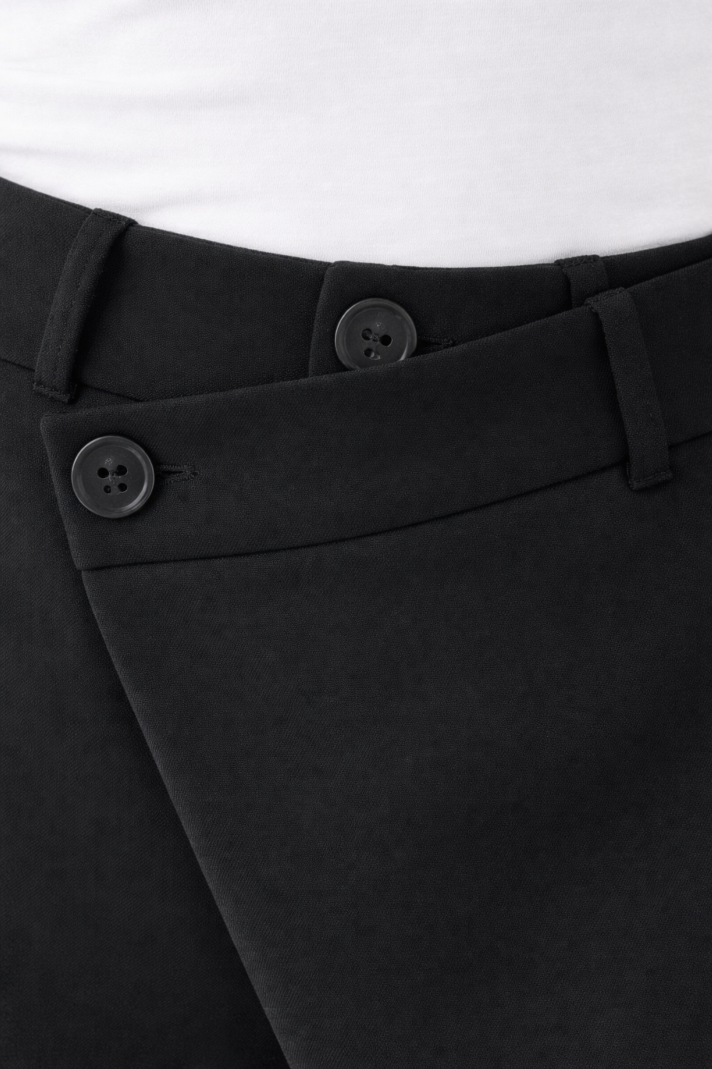 Asymetryczne spodnie z szerokimi nogawkami i ozdobnymi guzikami