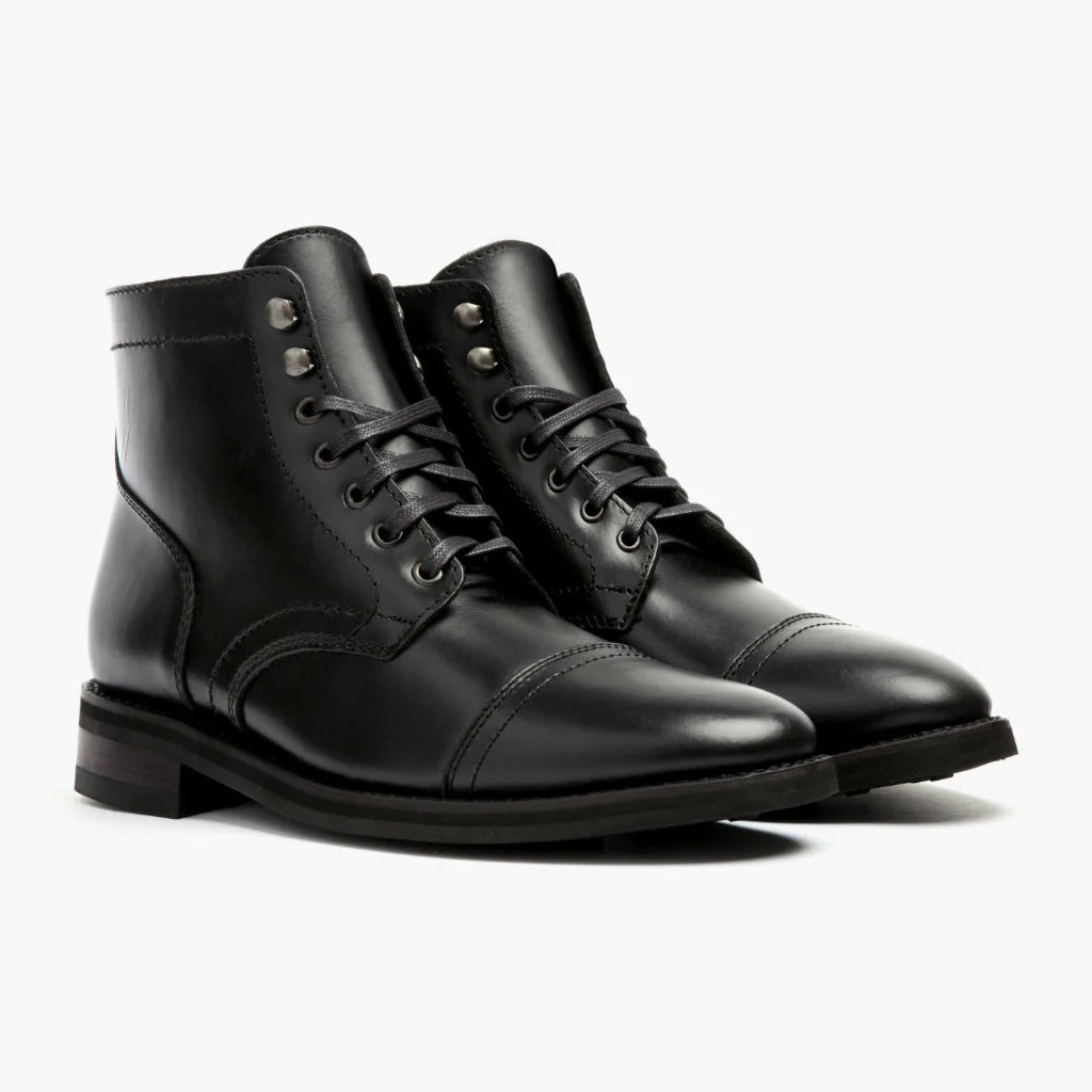 Sznurowane botki z noskiem typu cap-toe i metalowymi nitami