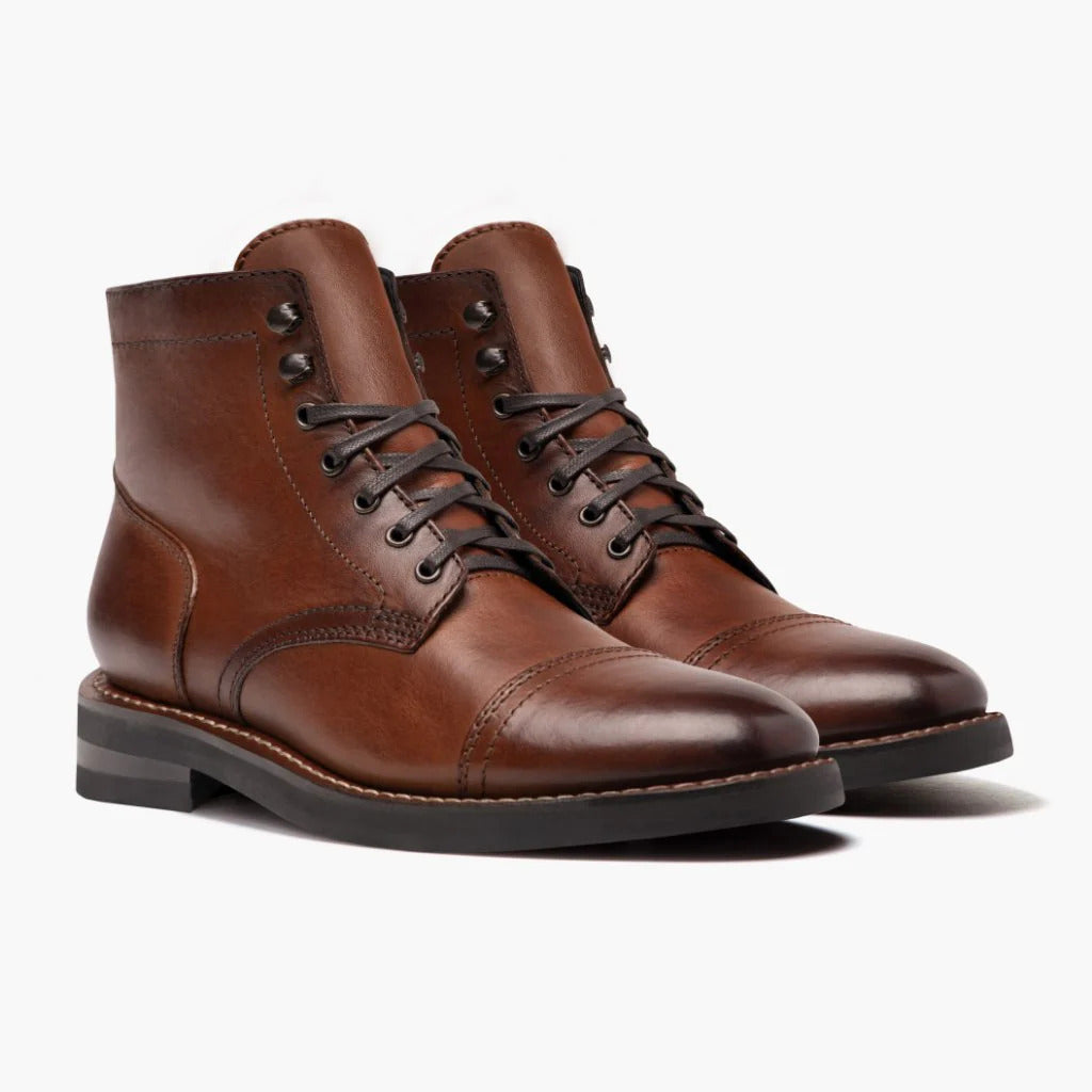 Sznurowane botki z noskiem typu cap-toe i metalowymi nitami