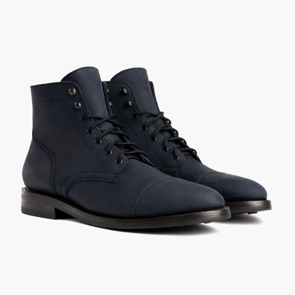 Sznurowane botki z noskiem typu cap-toe i metalowymi nitami