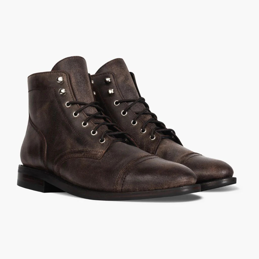 Sznurowane botki z noskiem typu cap-toe i metalowymi nitami