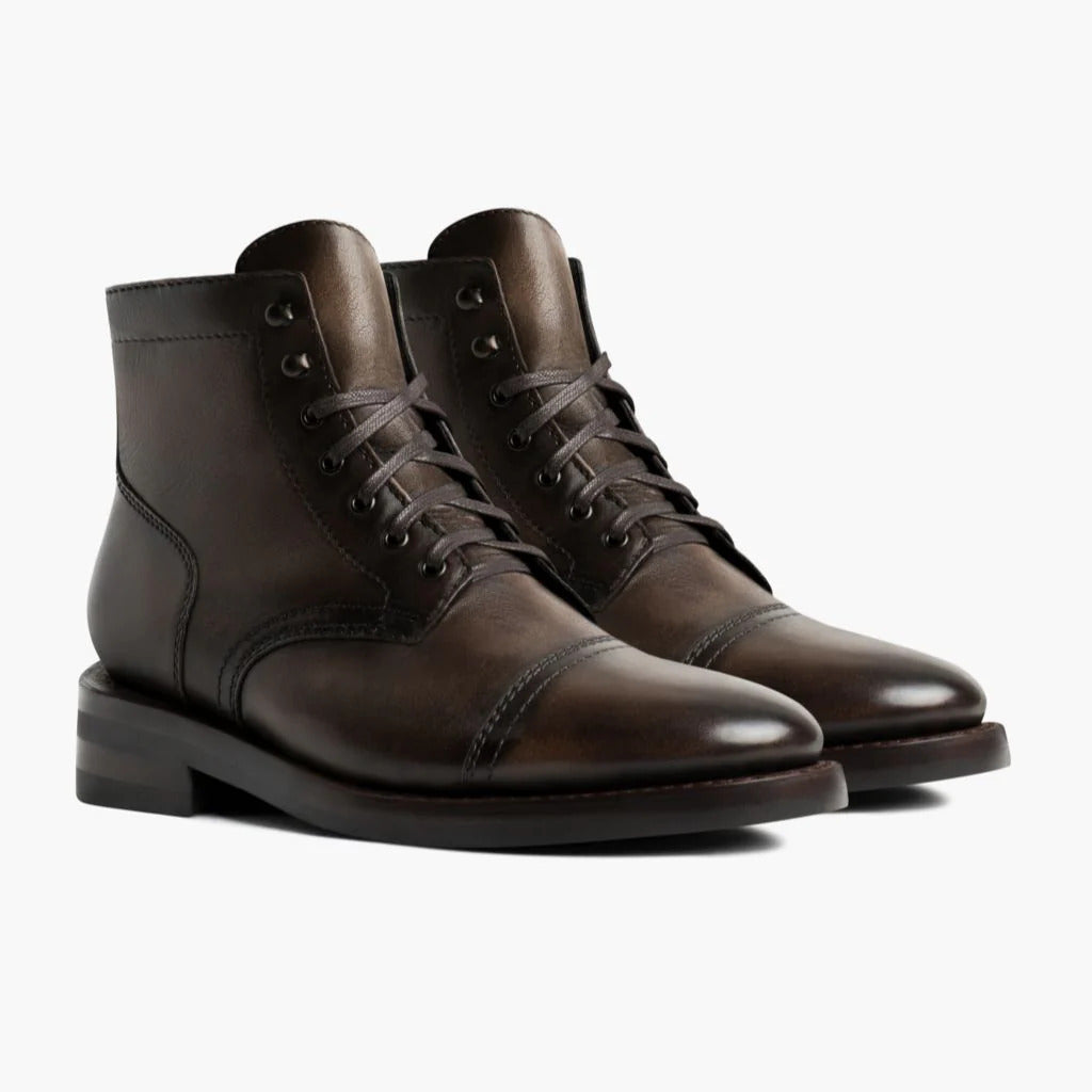 Sznurowane botki z noskiem typu cap-toe i metalowymi nitami