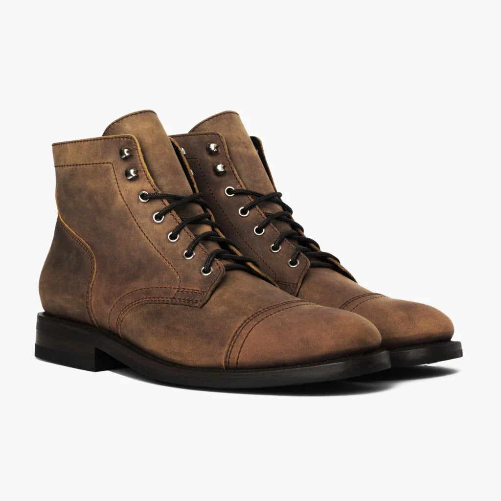 Sznurowane botki z noskiem typu cap-toe i metalowymi nitami