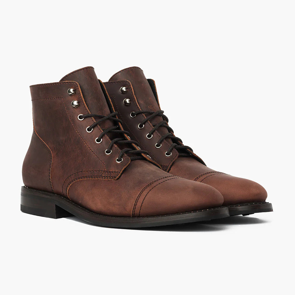 Sznurowane botki z noskiem typu cap-toe i metalowymi nitami