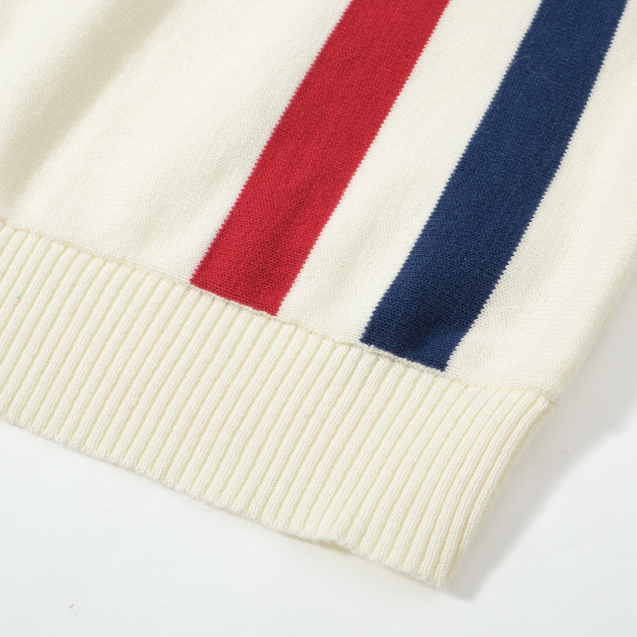Męski sweter dzianinowy w pionowe czerwone i granatowe paski