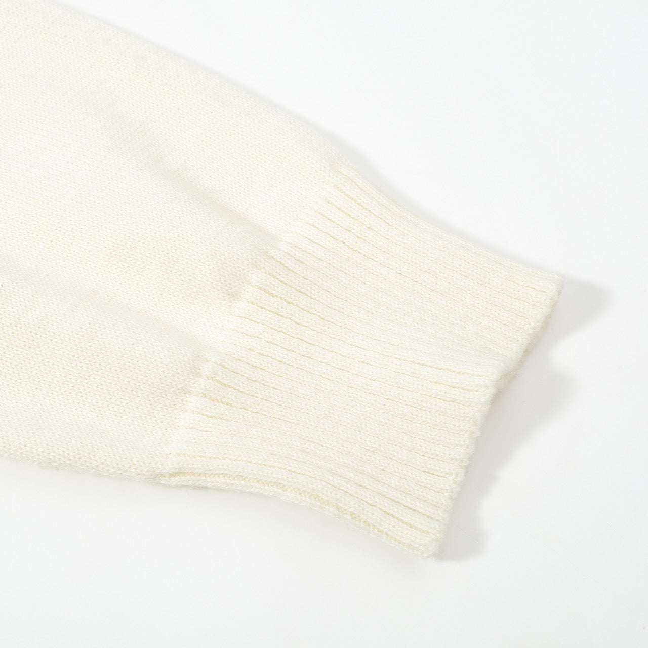 Męski sweter dzianinowy w pionowe czerwone i granatowe paski