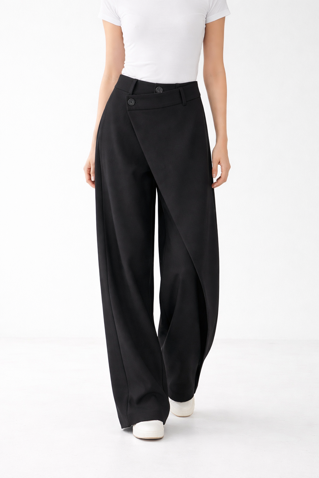 Asymetryczne spodnie z szerokimi nogawkami i ozdobnymi guzikami