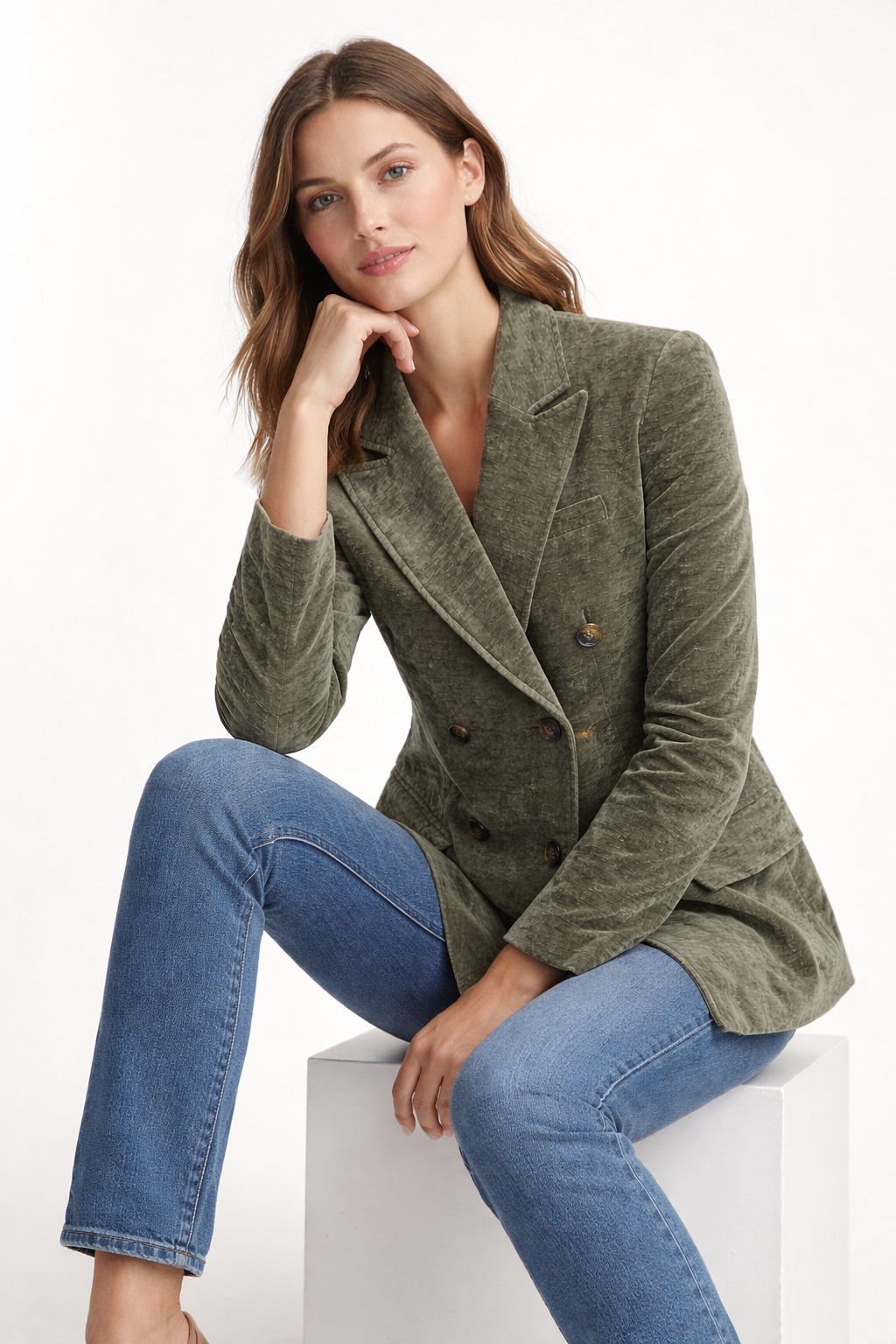 Aksamitna damska kurtka zapinana na guziki, o strukturalnym kroju