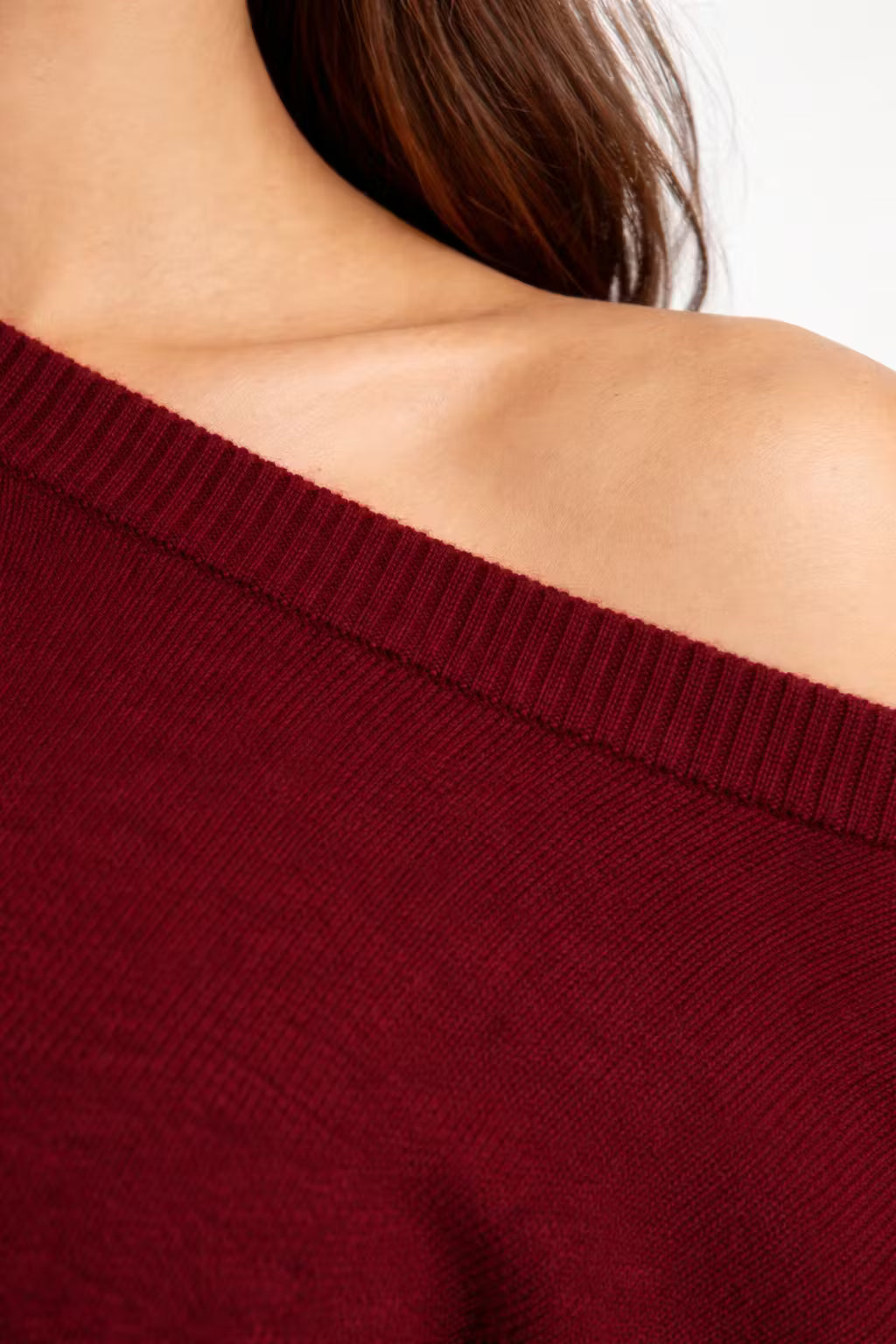Sweter Dzianinowy w Odcieniu Jagodowym z Odkrytymi Ramionami