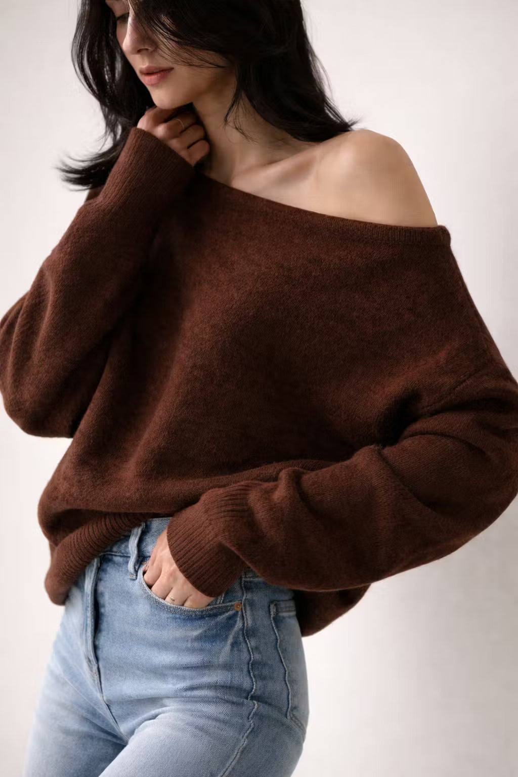Sweter Dzianinowy w Odcieniu Jagodowym z Odkrytymi Ramionami