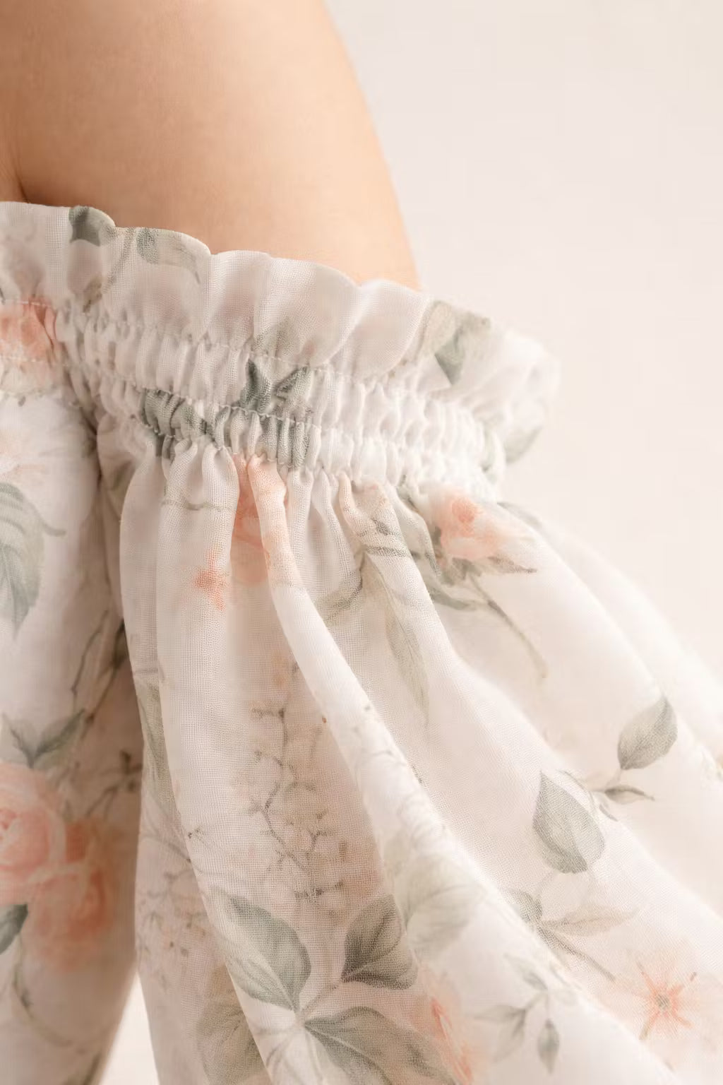 Sukienka Mini Hiszpanka w Kwiaty z Bufiastymi Rękawami i Rozkloszowaną Spódnicą