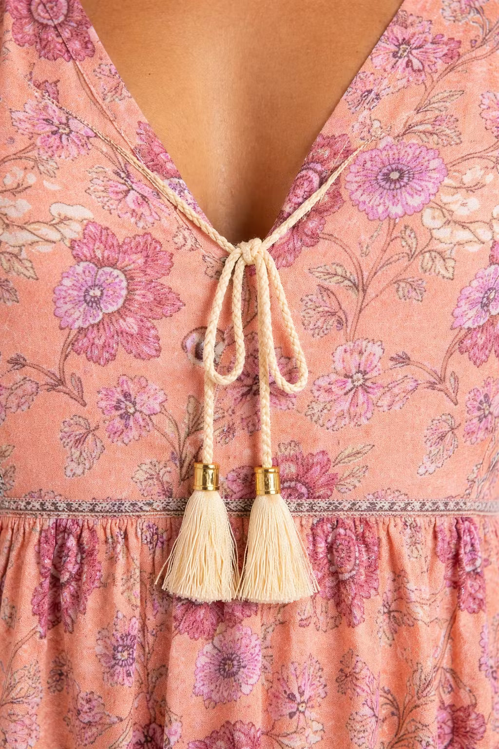 Sukienka Mini Boho w Kwiaty z Dekoltem V i Marszczoną Talią