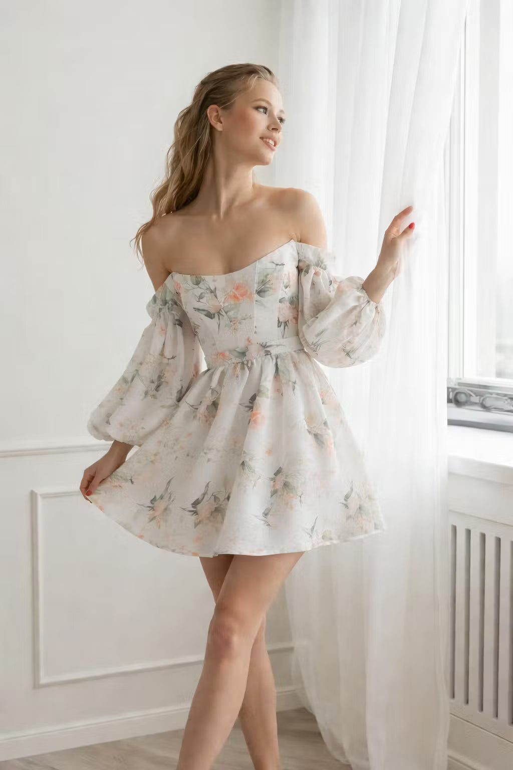 Sukienka Mini Hiszpanka w Kwiaty z Bufiastymi Rękawami i Rozkloszowaną Spódnicą