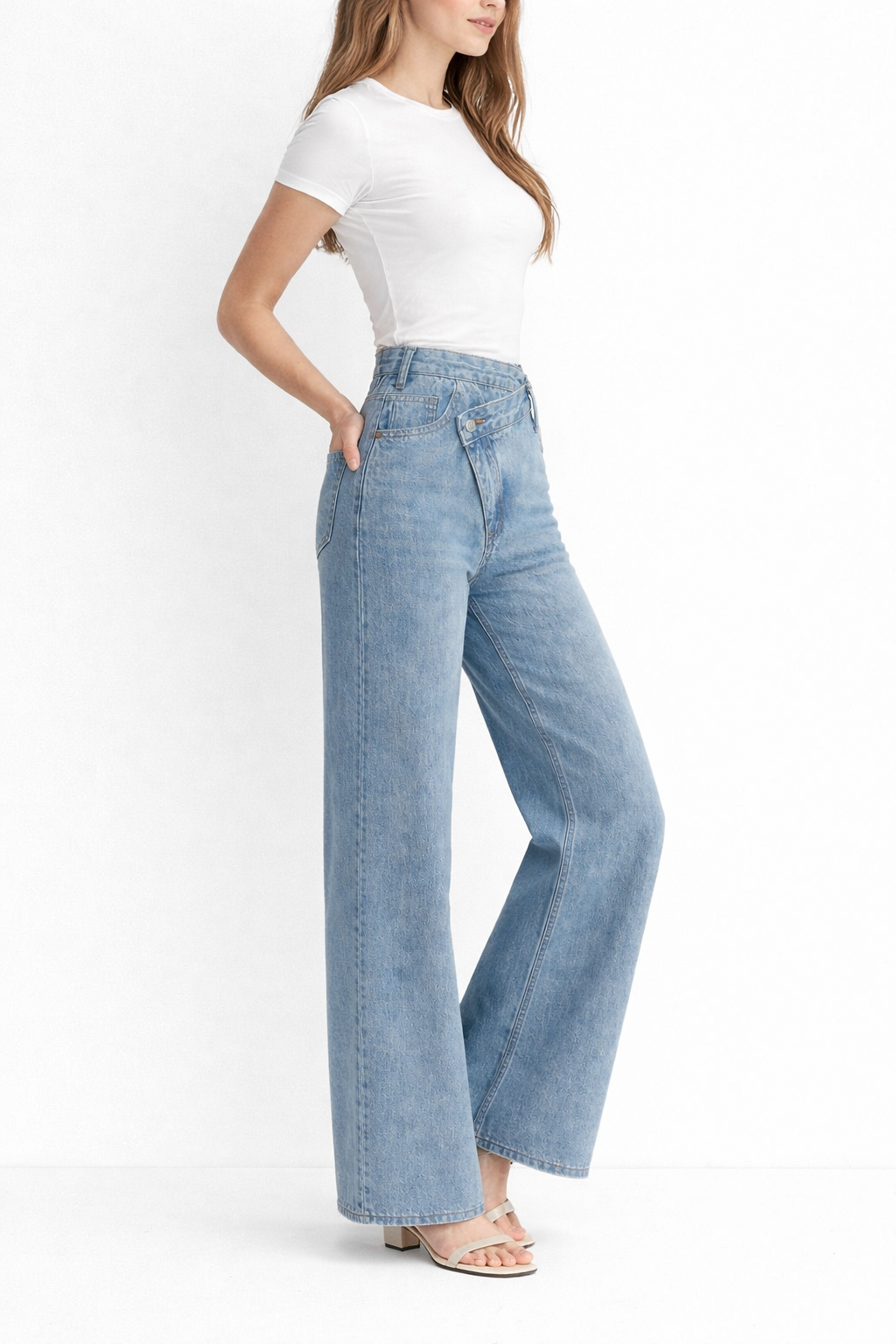 Asymetryczne dżinsy z szerokimi nogawkami