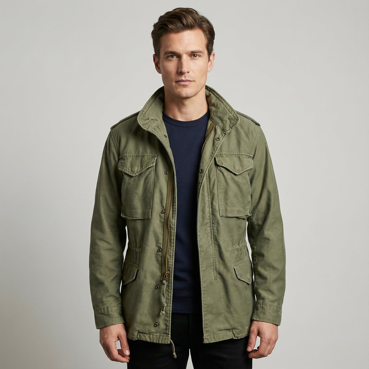 Męska kurtka polowa w kolorze oliwkowym, wykonana z powlekanego materiału tekstylnego, z wieloma kieszeniami