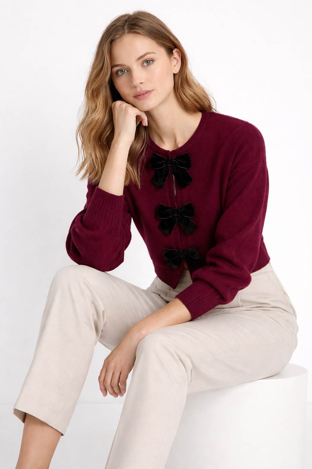 Sweter z dzianiny z ozdobną kokardką