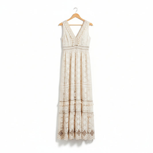 Sukienka maxi w stylu boho z ażurowym wzorem i rozcięciem z boku