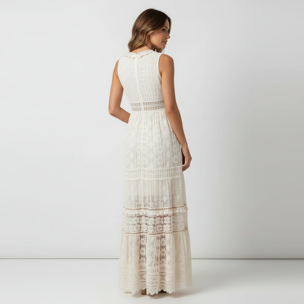 Sukienka maxi w stylu boho z ażurowym wzorem i rozcięciem z boku