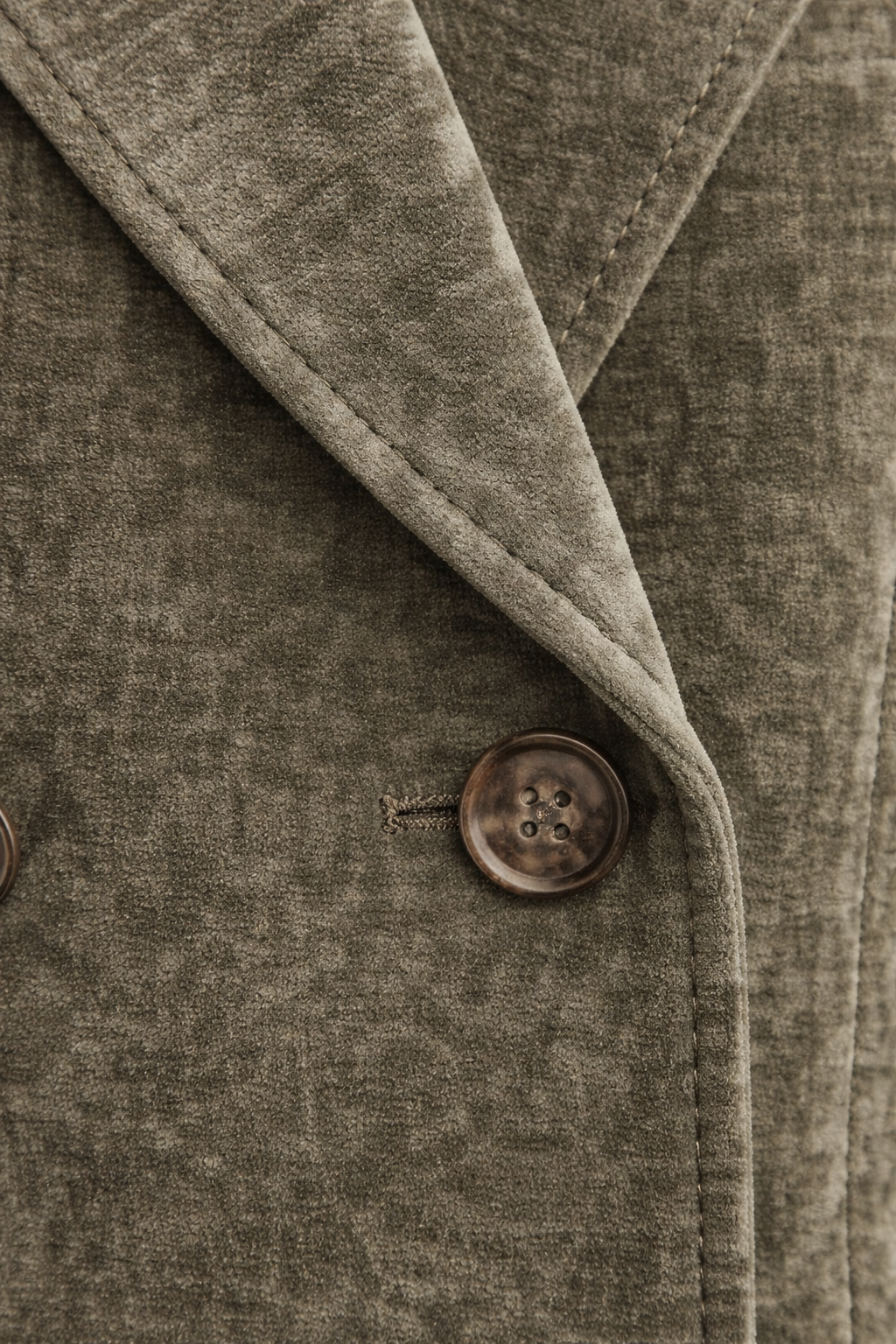 Aksamitna damska kurtka zapinana na guziki, o strukturalnym kroju