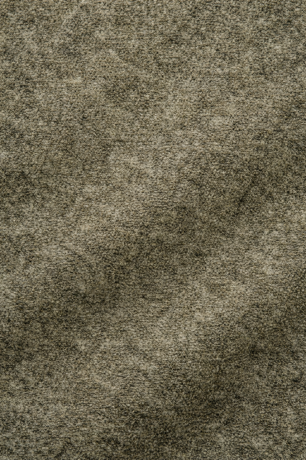 Aksamitna damska kurtka zapinana na guziki, o strukturalnym kroju