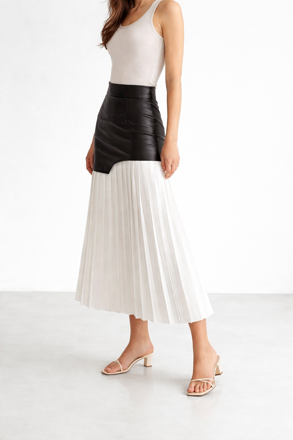 Asymetryczna spódnica maxi wykonana ze sztucznej skóry i szyfonu