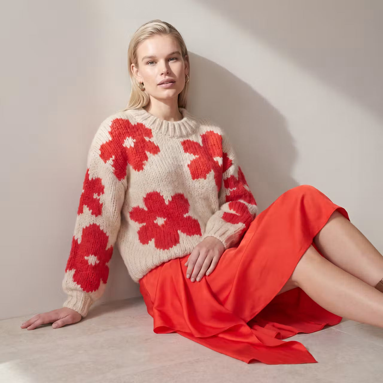 Fiora dzianinowy sweter w czerwone kwiaty