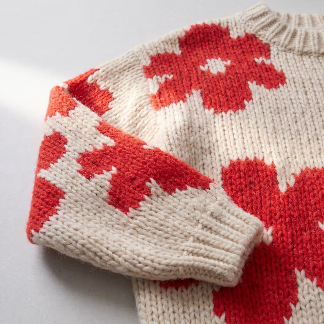 Fiora dzianinowy sweter w czerwone kwiaty