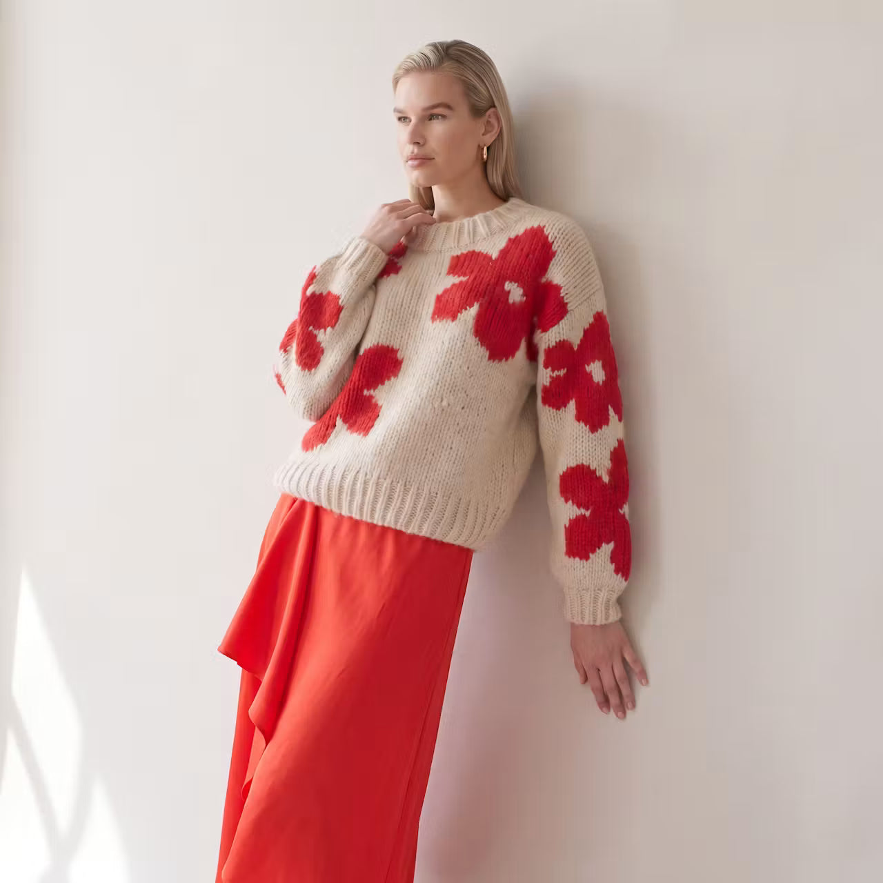Fiora dzianinowy sweter w czerwone kwiaty