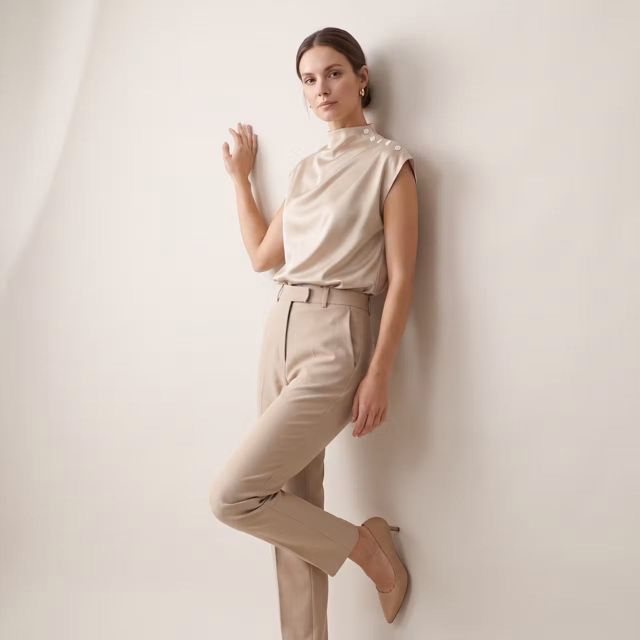 Amelia top bez rękawów z ozdobnymi guzikami