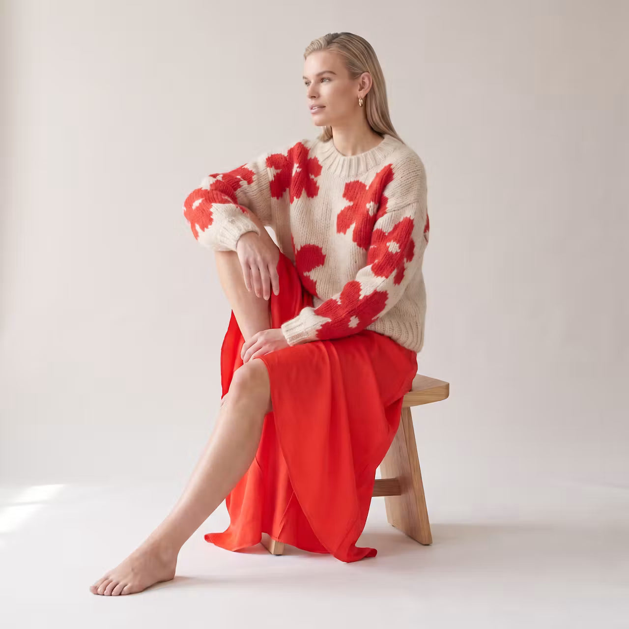 Fiora dzianinowy sweter w czerwone kwiaty