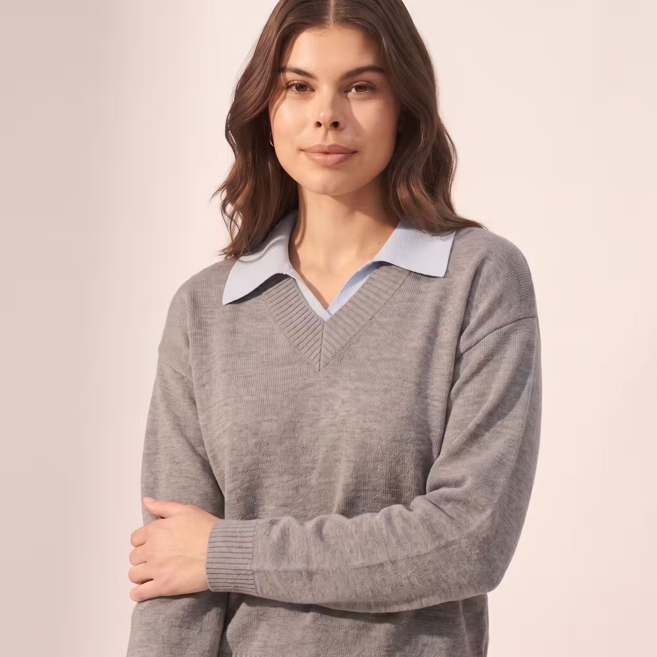 Mira dzianinowy sweter z kontrastowym kołnierzem